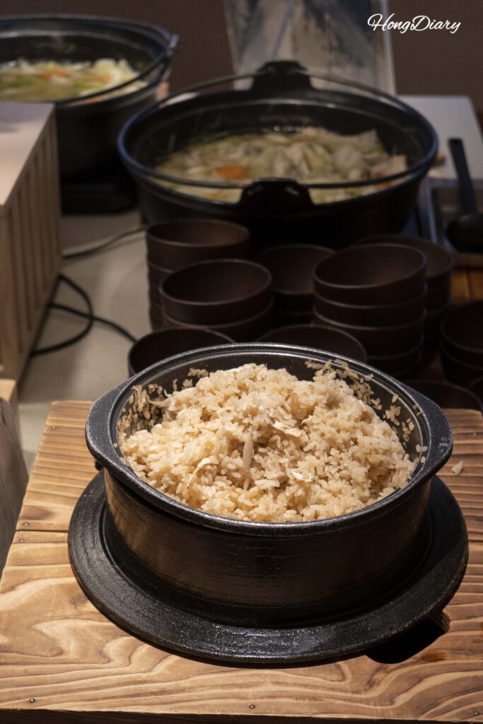 Primer plano del arroz de fugu cocinado en olla de barro en el Rincón del Mercado de Fugu en PUKU PUKU