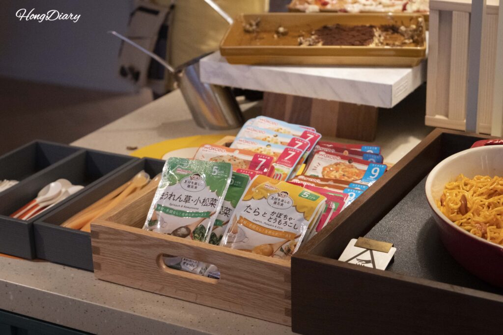 PUKU PUKUの離乳食コーナー——市販パウチ、電子レンジ、子ども用食器、スタイ完備