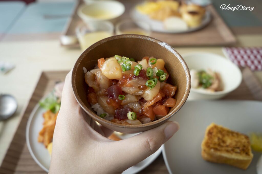 Self-made breakfast kaisen don with salmon, scallops, salmon roe, shrimp, and scallions at PUKU PUKU