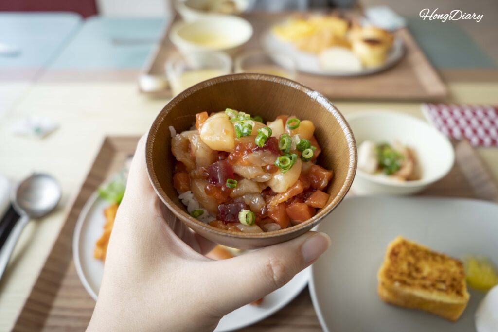 PUKU PUKU朝食の海鮮丼——サーモン、ホタテ、いくら、えび、刻みねぎ