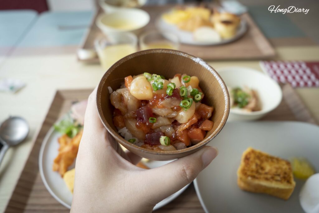 Kaisen don del desayuno armado por la autora con salmón, vieiras, huevas de salmón, camarones y cebollín en PUKU PUKU