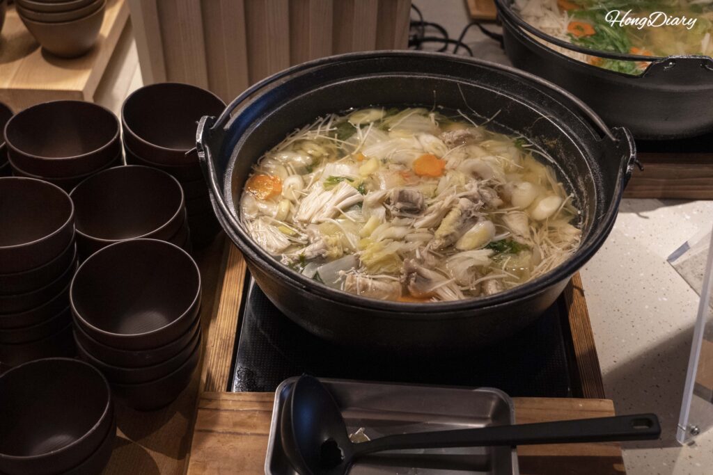 Fugu nabe con zanahoria, hongos y cebollín en el buffet PUKU PUKU