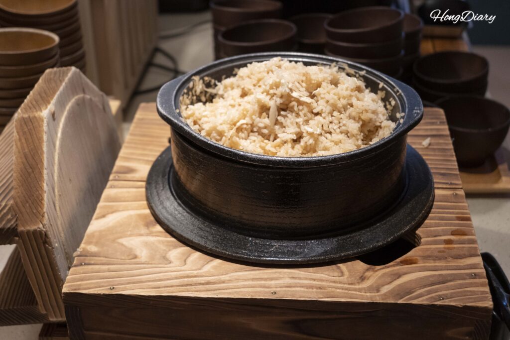 PUKU PUKUふぐ市場コーナーの土鍋で炊いたふぐの炊き込みご飯