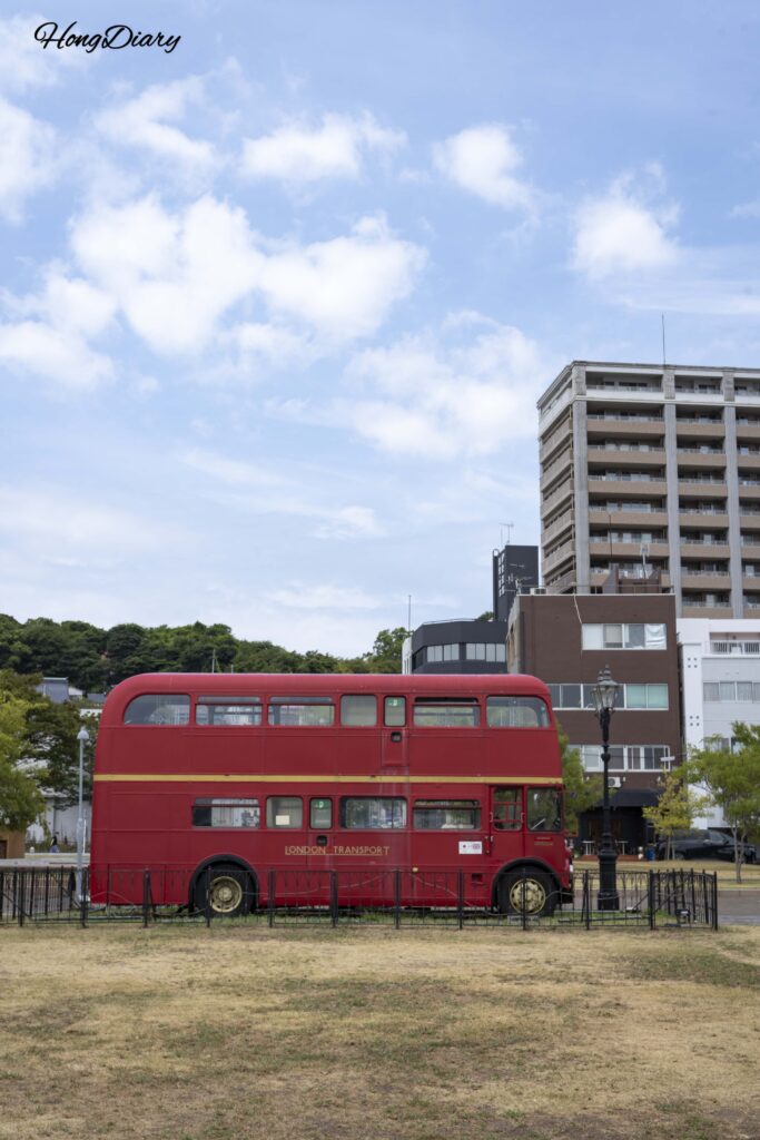 Autobús londinense retro de doble piso exhibido en el parque junto a Haikara't Yokocho en Shimonoseki