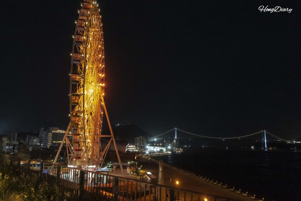 夜にLEDでライトアップされたはいからっと横丁の大観覧車を宿泊先から撮影
