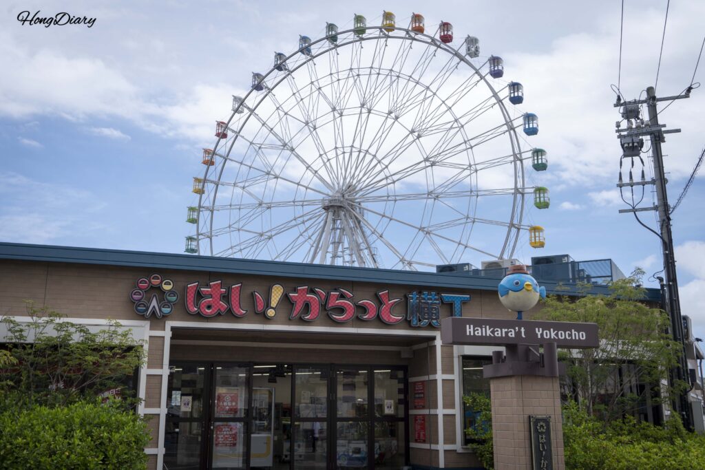 はいからっと横丁の室内ゲームコーナー入口と奥に見える大観覧車
