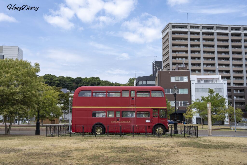 はいからっと横丁に隣接する公園に展示されたレトロな赤い二階建てロンドンバス
