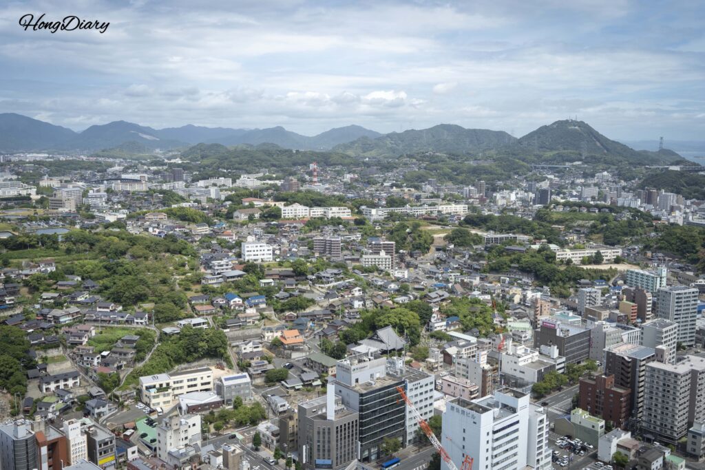 Vista hacia el norte desde el piso 30 de Kaikyo Yume Tower mostrando el centro urbano y las calles residenciales de Shimonoseki