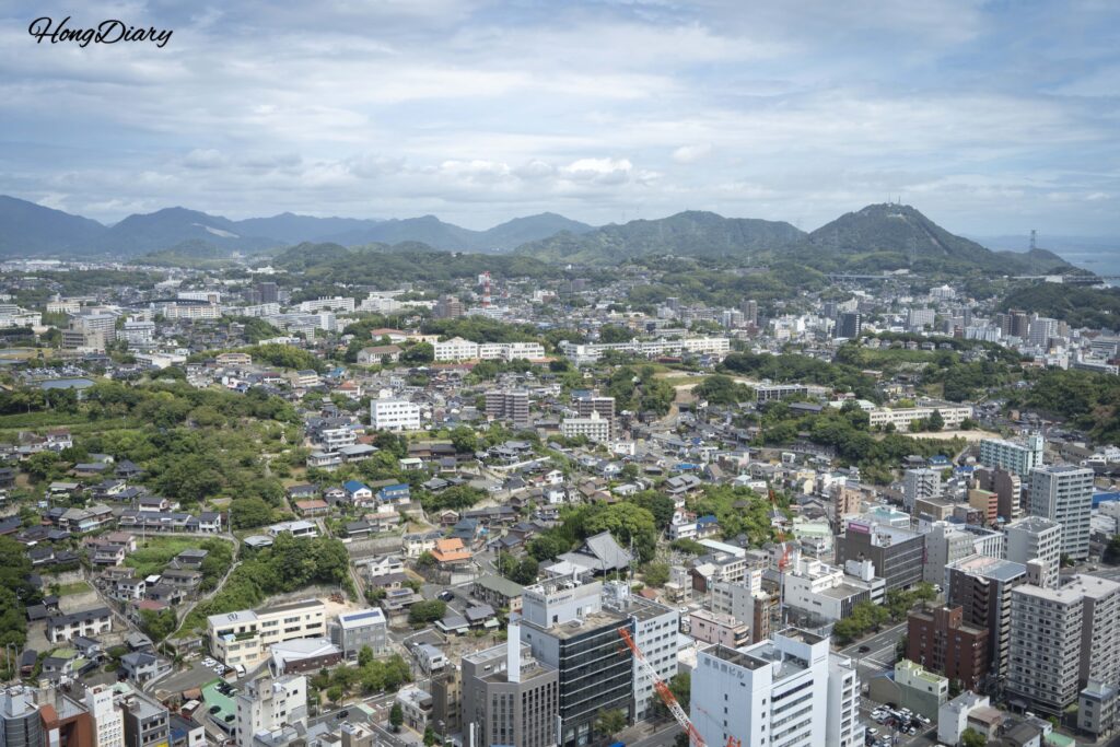 海峡ゆめタワー30階から北方向に見た下関の市街地と住宅街