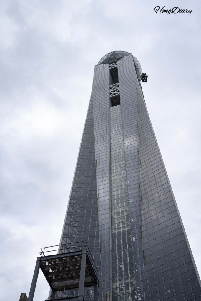 Kaikyo Yume Tower de 153 metros de altura bajo un cielo despejado en Shimonoseki, Prefectura de Yamaguchi, Japón