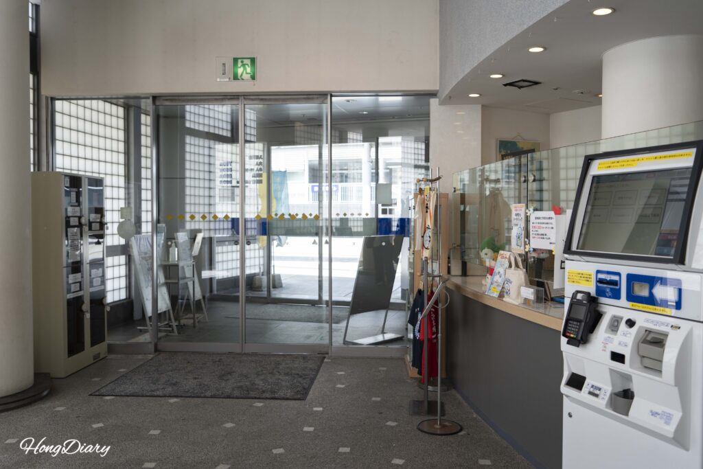 Máquina expendedora de boletos y mostrador de información en el piso 4 de Kaikyo Yume Tower en Shimonoseki