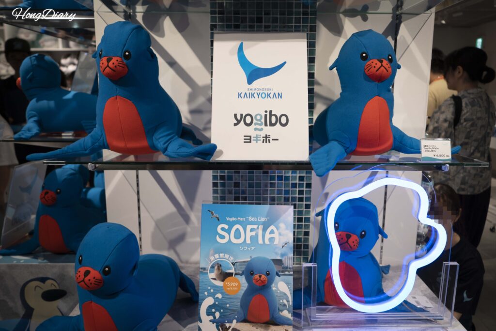 Un gran peluche de foca moteada a un precio de 6.500 yenes exhibido en la tienda de recuerdos naminowa del Acuario Kaikyokan