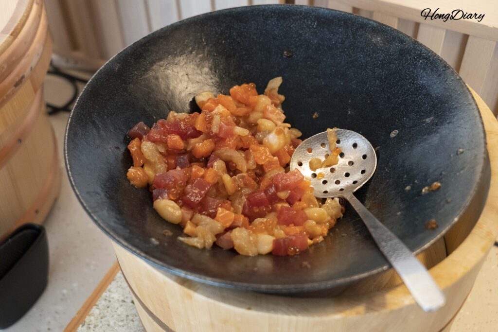 PUKU PUKUの海鮮丼ステーション——味付け済みの刺身が大皿に並ぶ