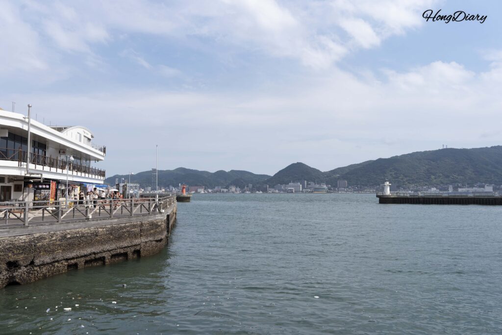 カモンワーフから唐戸市場へ向かう海沿いのデッキ通路、右手に関門海峡が見える