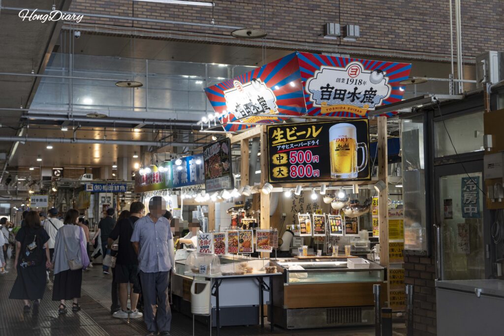 唐戸市場でアサヒ生ビールと各種揚げ物を販売する店舗、中ジョッキ500円・大ジョッキ800円