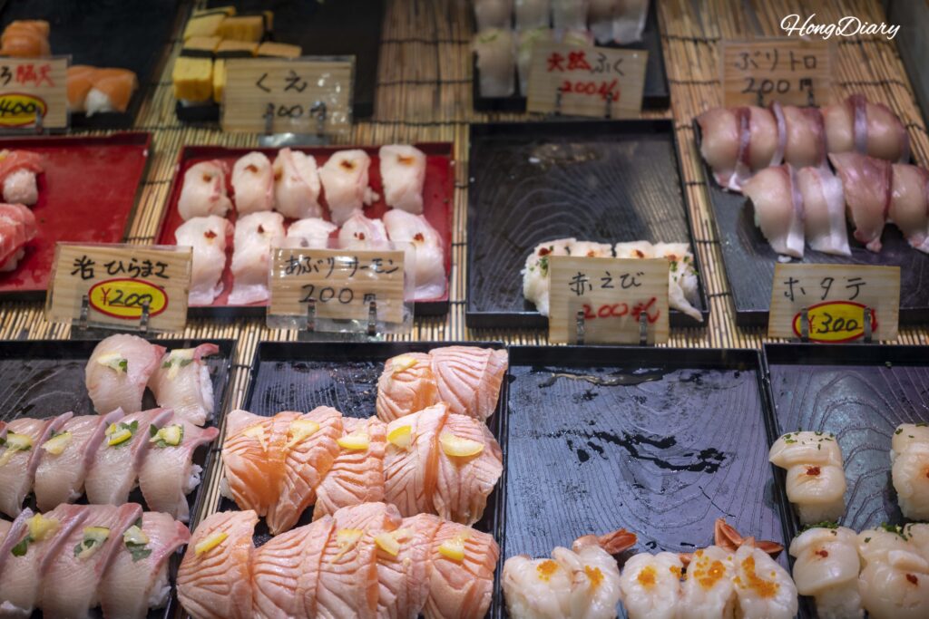 Sushi de salmón flambeado, jurel y camarón en el Mercado Karato, con precios entre 200 y 400 yenes