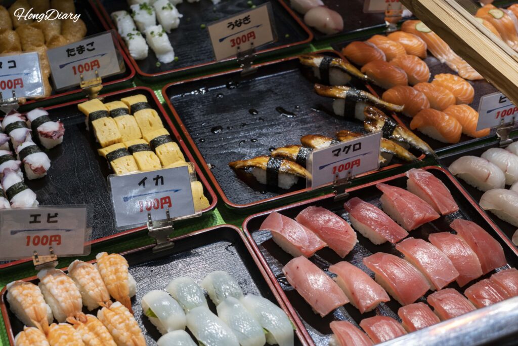 唐戸市場の別の寿司店舗で100～150円の握り寿司が陳列されたケース