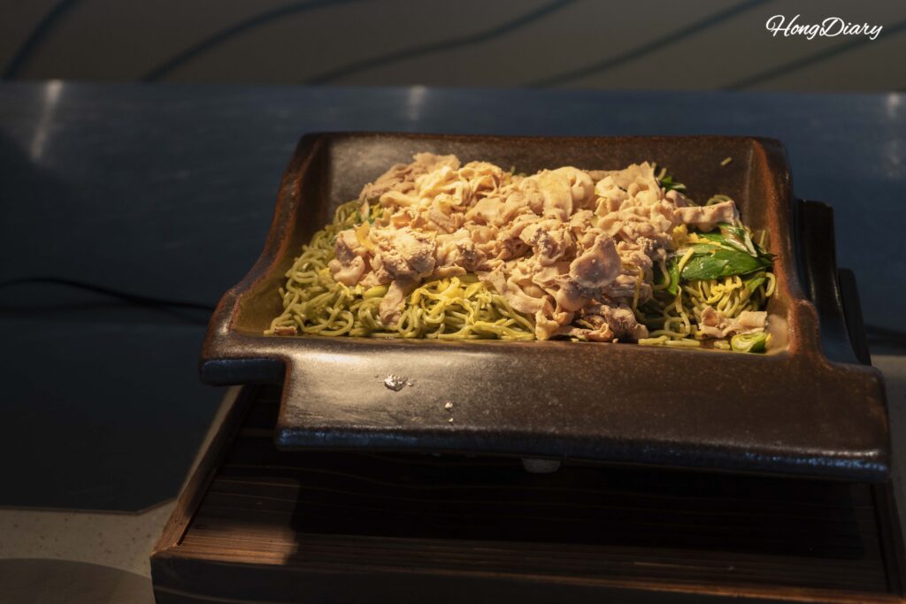 Primer plano de kawara soba — fideos de trigo sarraceno sobre una teja de barro caliente, especialidad regional de Yamaguchi en PUKU PUKU