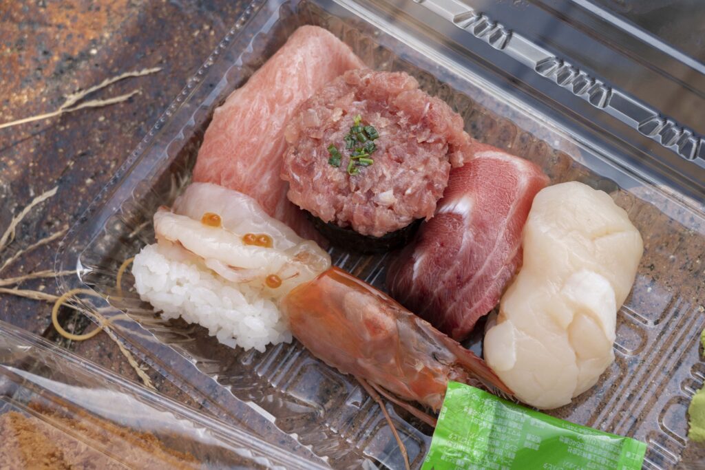 唐戸市場で購入した寿司トレー、まぐろ、ホタテ、うに、エビなどが詰まっている