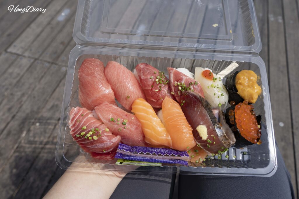 Segunda bandeja de sushi del Mercado Karato con jurel, ikura, atún, erizo de mar, vieira, salmón y tamago