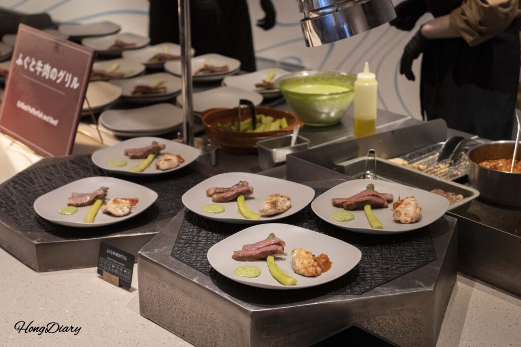Corte de wagyu, fugu a la parrilla y espárragos en la estación de parrilla en vivo de PUKU PUKU