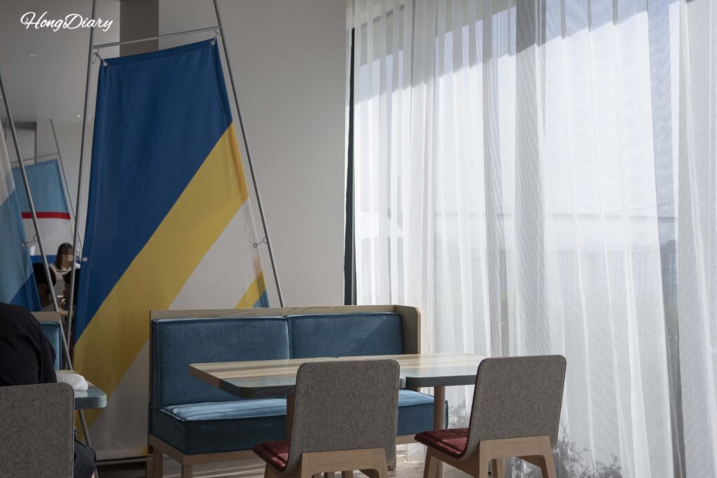 Zona de asientos de PUKU PUKU con instalaciones decorativas inspiradas en barcos en RISONARE Shimonoseki
