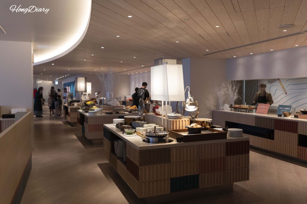 Guests choosing dishes at the PUKU PUKU dinner buffet at RISONARE Shimonoseki