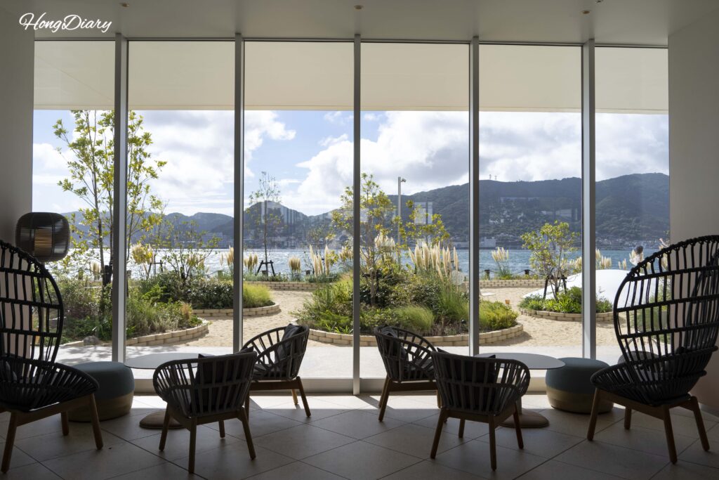 Fugu Beach de RISONARE Shimonoseki vista desde el lobby con el Estrecho de Kanmon detrás