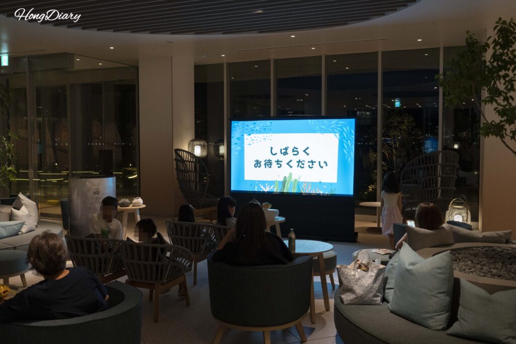 Huéspedes de RISONARE Shimonoseki viendo la charla nocturna sobre peces globo organizada con el Acuario Kaikyokan