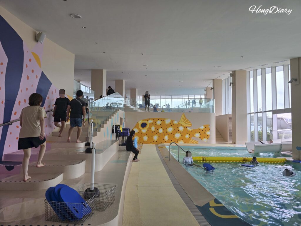 Piscina infantil y tobogán con decoración de peces globo en RISONARE Shimonoseki