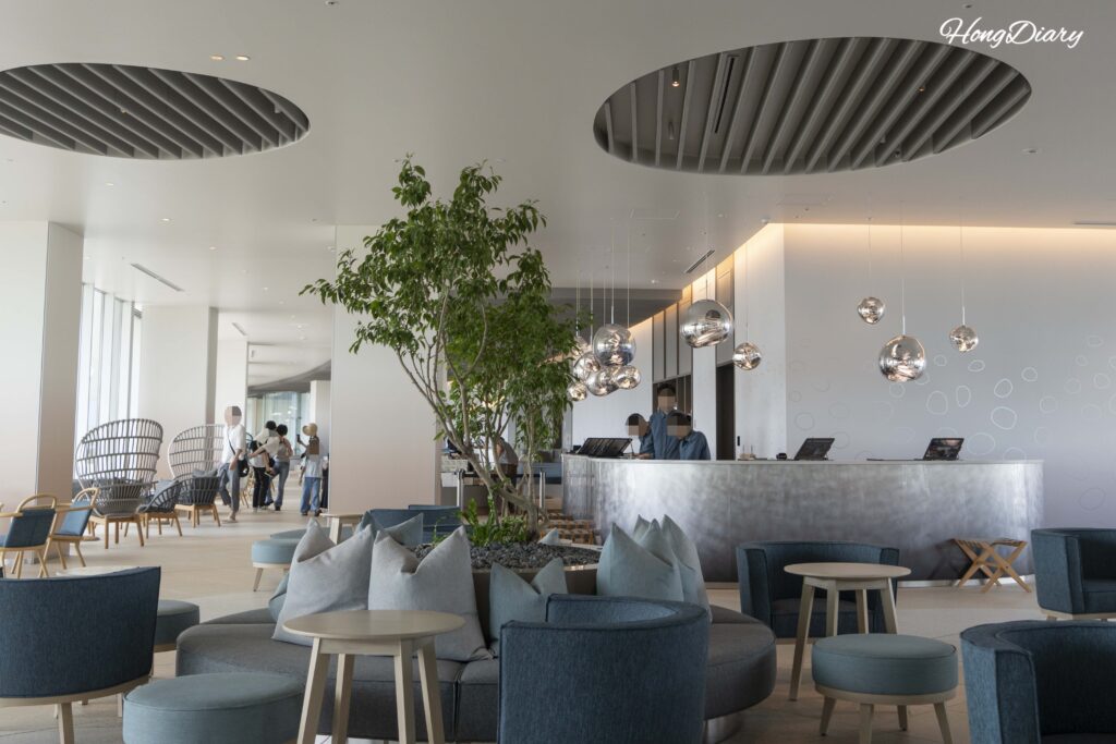 Lobby y zona de check-in de RISONARE Shimonoseki con decoración temática de fugu