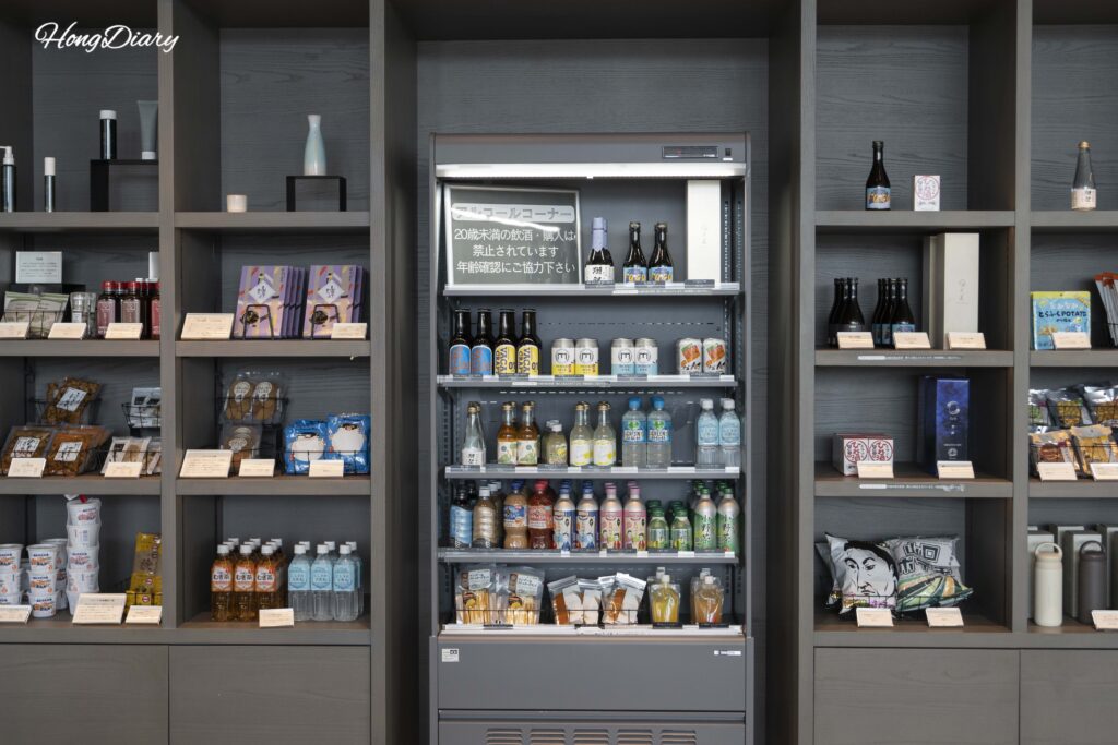 Tienda del lobby de RISONARE Shimonoseki con productos locales y artículos con temática marina