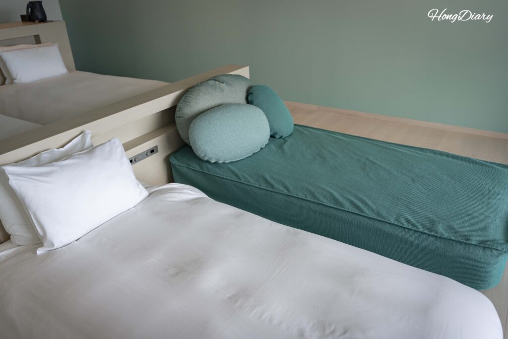 Detalle de la cama baja de RISONARE Shimonoseki, casi a ras de suelo, ideal para niños pequeños