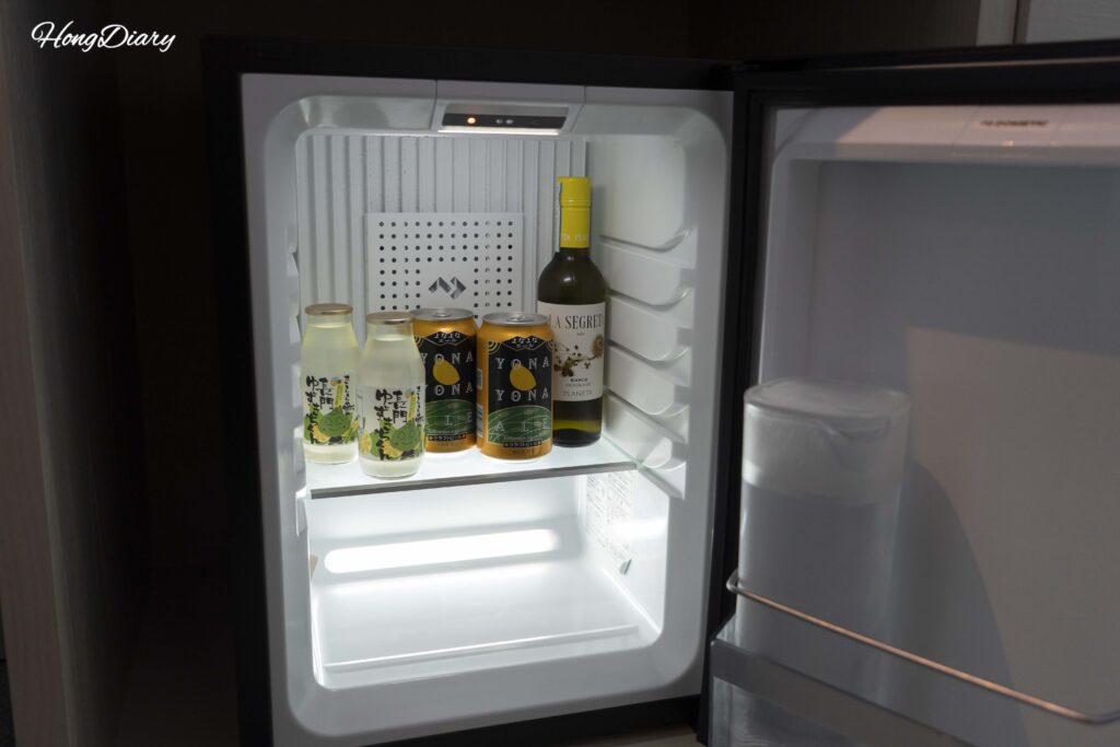 Minibar de RISONARE Shimonoseki con botella de agua de cortesía y bebidas de pago