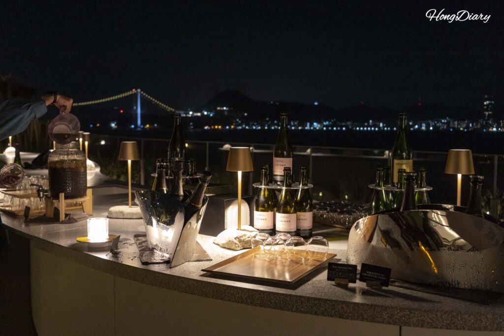Nami Nami Terrace de RISONARE Shimonoseki con bebidas e iluminación suave por la noche