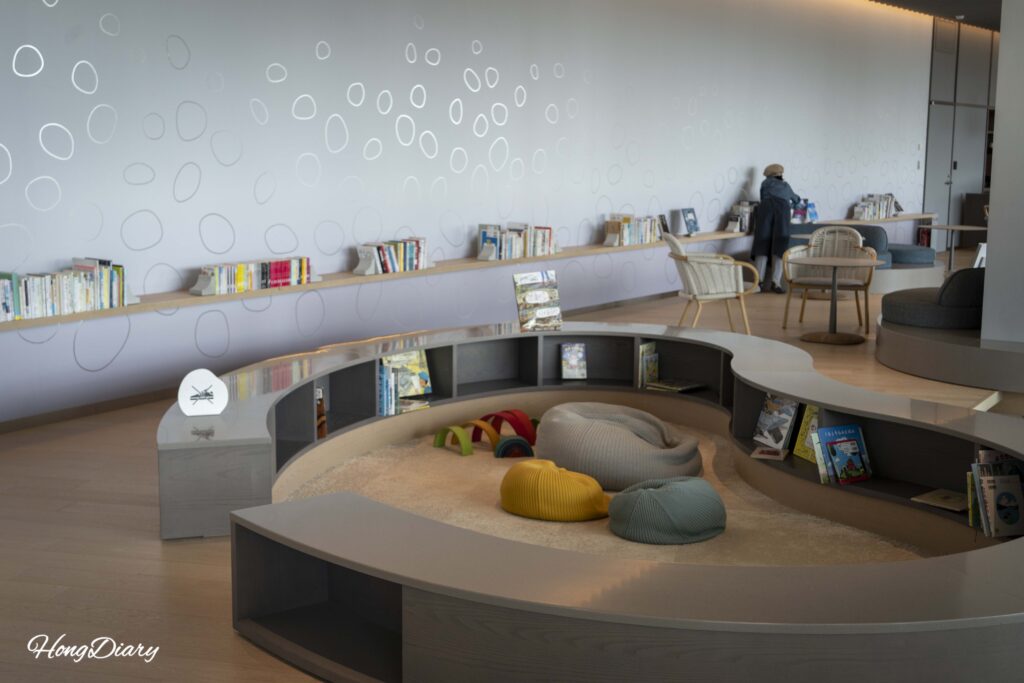 Rincón de lectura infantil sin calzado en el Book & Cafe de RISONARE Shimonoseki