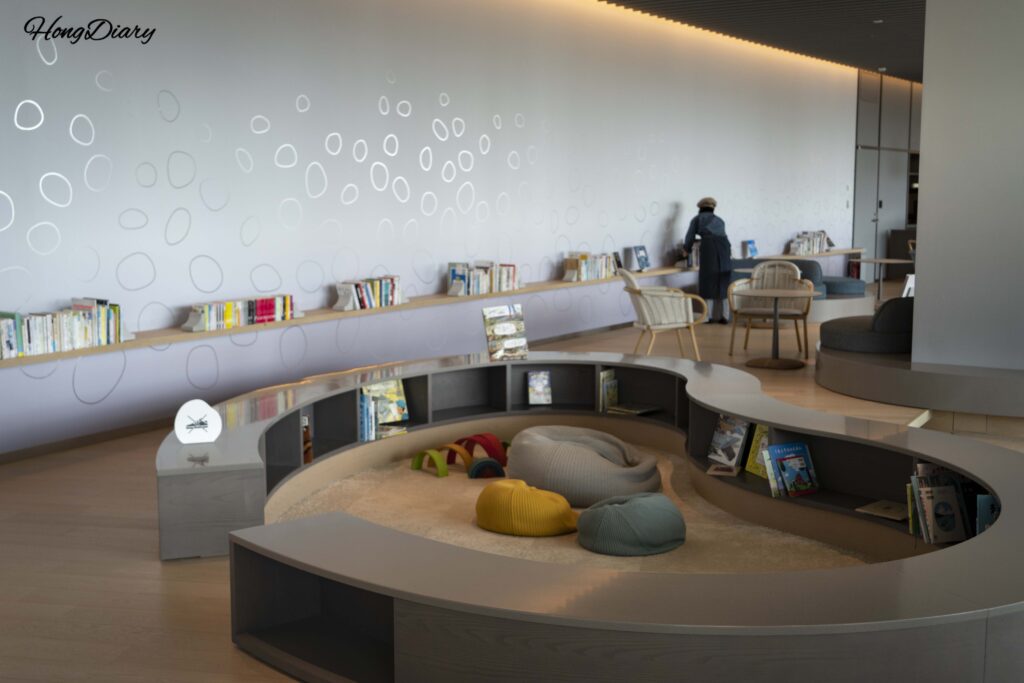 リゾナーレ下関 Book & Cafeの靴を脱いで上がれる読書コーナー