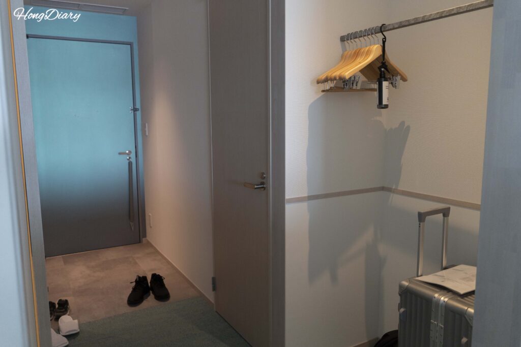 Entrada de la habitación Deluxe Quad de RISONARE Shimonoseki con zona para zapatos y equipaje