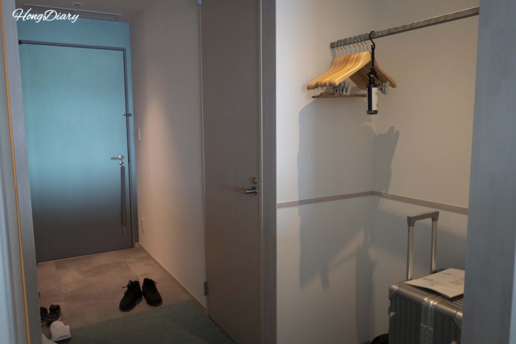 Shoe-free entryway and luggage storage space inside a Deluxe Quad room at RISONARE Shimonoseki