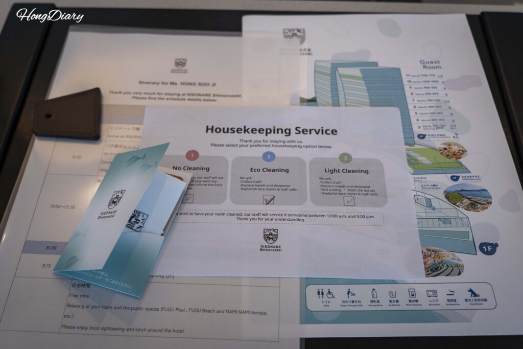 Tarjeta llave, guía de huéspedes y formulario de opciones de limpieza de RISONARE Shimonoseki