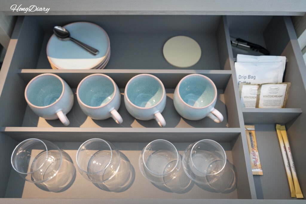 Tazas de té, café de goteo y vasos en el cajón del escritorio de RISONARE Shimonoseki