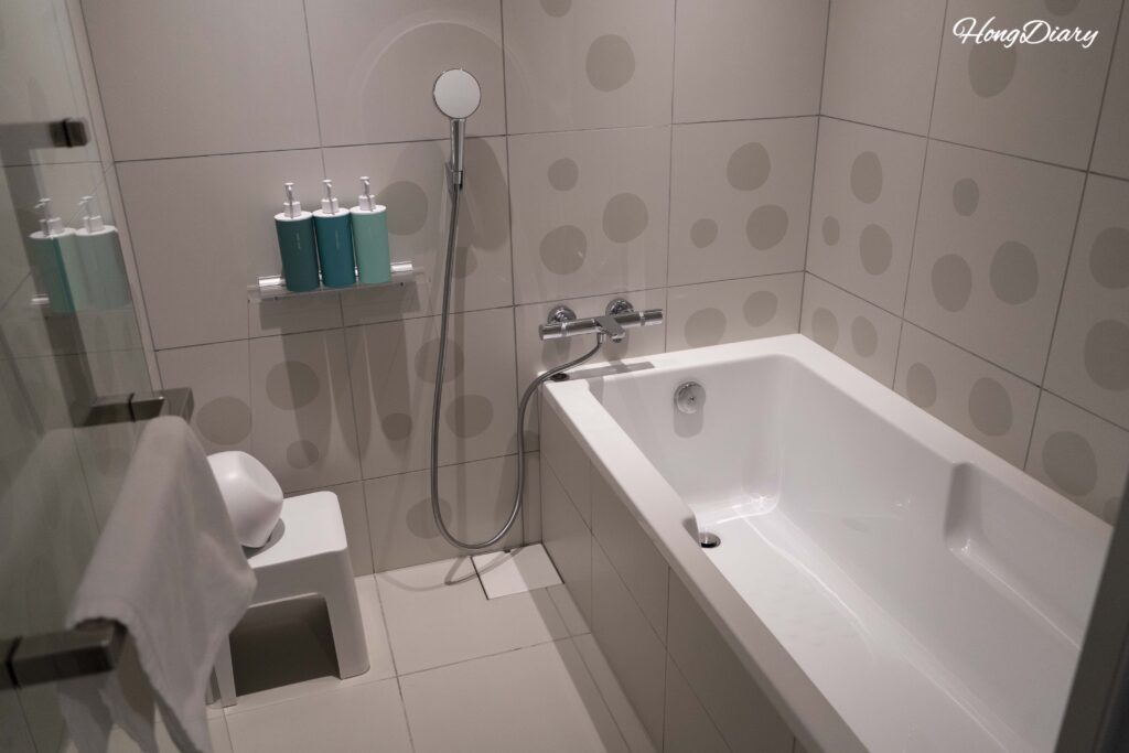 Zona húmeda con ducha y bañera en la habitación de RISONARE Shimonoseki