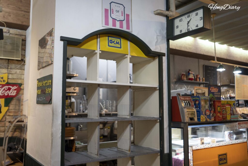 Punto de devolución de bandejas en autoservicio en Sandwich Factory OCM donde los clientes devuelven bandejas, vasos y cubiertos