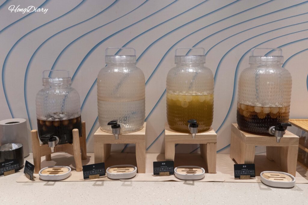 Sección de bebidas con variedad de tés en PUKU PUKU
