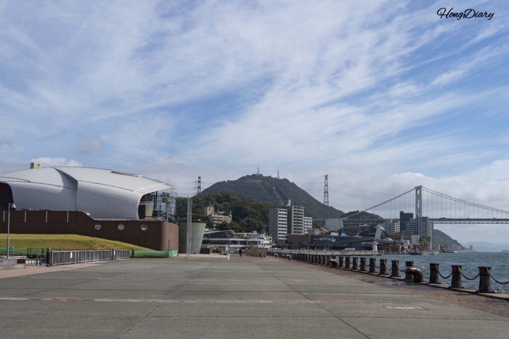 はいからっと横丁を出た場所から見た海響館・唐戸市場・関門海峡・関門橋のパノラマ