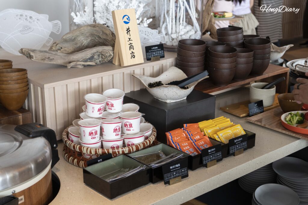 PUKU PUKU朝食の和朝食コーナー——納豆、のり、ふりかけと炊飯器