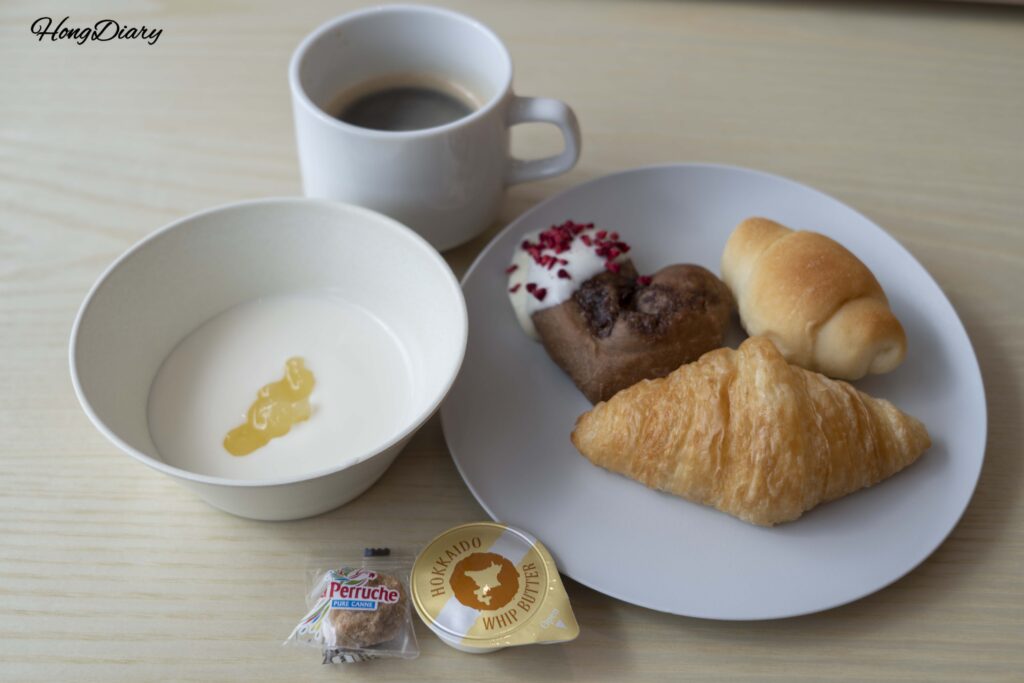 PUKU PUKU朝食のヨーグルト、コーヒー、クロワッサン、チョコレートパン、北海道産ホイップバター
